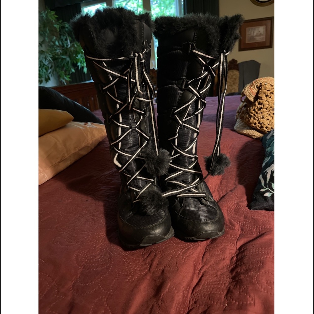 Nike Apres SkyHigh Womens Tall Winter Boots High Pom Pom Lace Size 8 Black